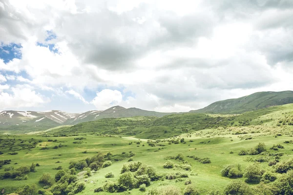 Paisagem com montanhas e céu — Fotografia de Stock