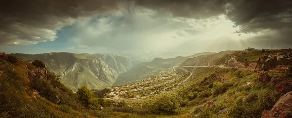 LANDSCHAP met GROENE MOUNTAINS — Stockfoto