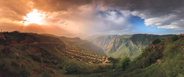 Paisagem com montanhas verdes — Fotografia de Stock