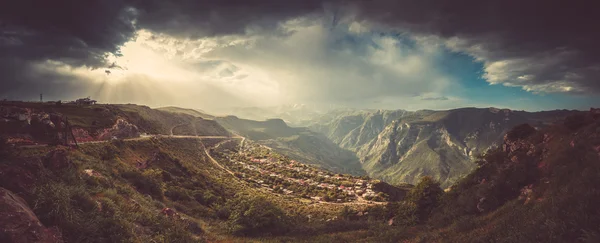 LANDSCHAFT MIT GRÜNEN BERGEN — Stockfoto