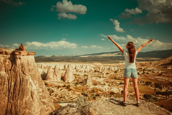 Chica con formaciones rocosas en Turquía —  Fotos de Stock
