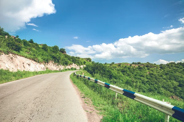 Vista en carretera y cielo azul con nubes —  Fotos de Stock