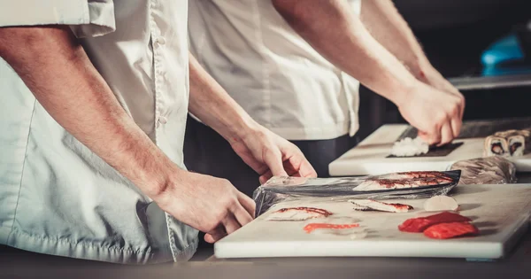 Chefs preparando sushi — Fotografia de Stock