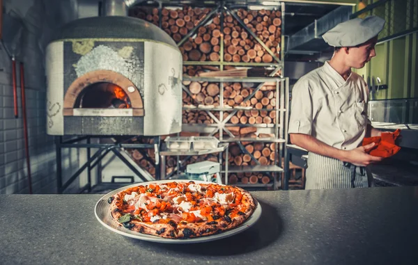 Cocinero cocinero cocinado pizza — Foto de Stock