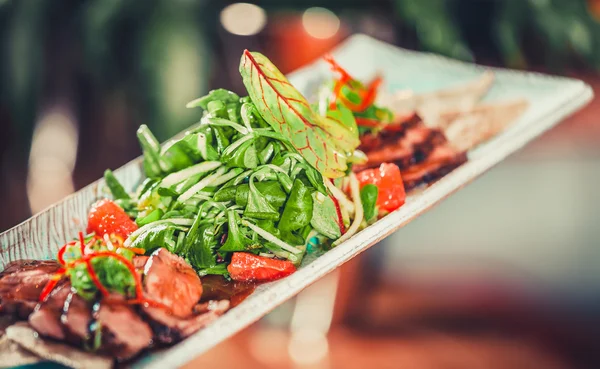 Salat mit Kräutern und Fleisch — Stockfoto