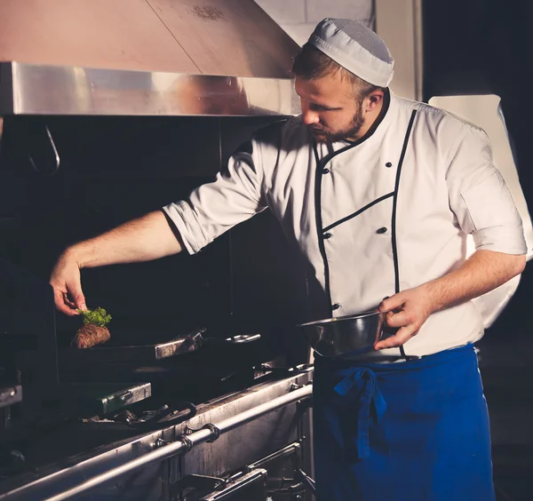 Junger Koch bereitet Fleisch zu — Stockfoto