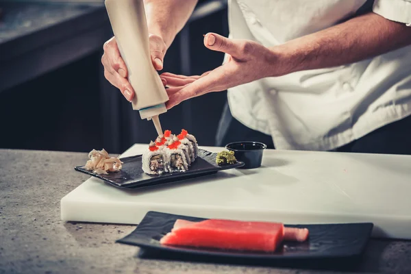 Manliga kockar förbereder sushi — Stockfoto