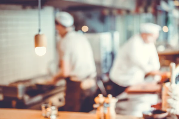 Koks koken in de keuken — Stockfoto