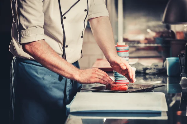 Chef prepara il piatto in cucina — Foto Stock