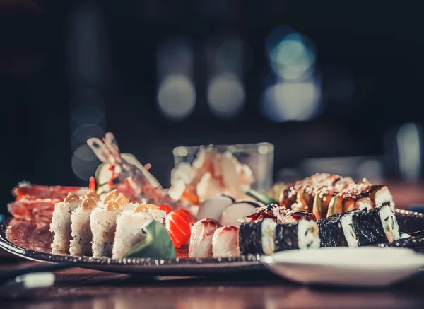 Japanisches Sushi mit Meeresfrüchten — Stockfoto