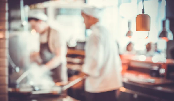 Cocineros cocinando en la cocina —  Fotos de Stock