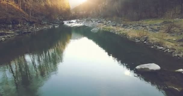 Voo 4k sobre o rio da montanha — Vídeo de Stock