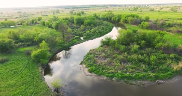 Panorama van de rivier. Lage luchtfoto. 4k 30fps — Stockvideo