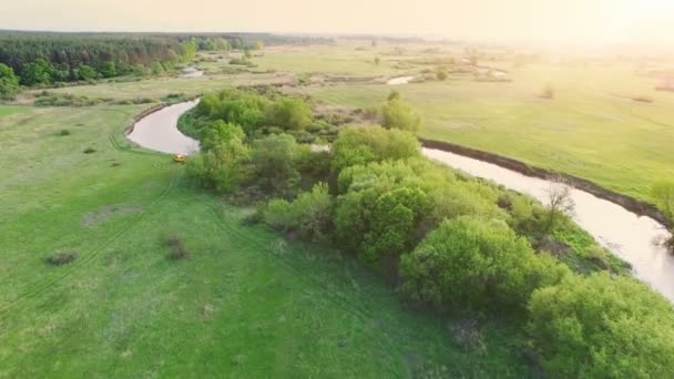 Vuelo sobre River. En cámara lenta. 4k 30fps — Vídeo de stock