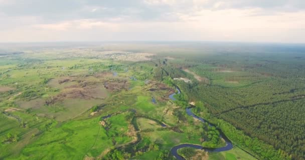 Alto vuelo sobre el río. En cámara lenta. 4k 30fps — Vídeo de stock