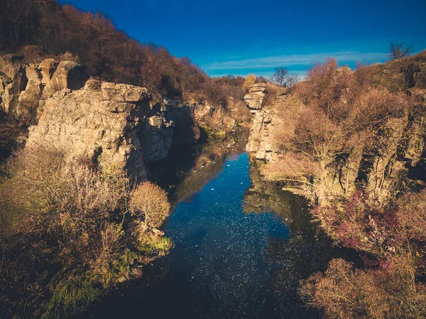 Hermoso lago en las rocas — Foto de Stock