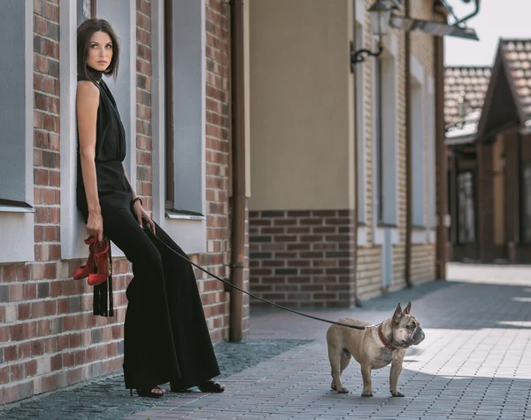 Hermosa mujer con perro en la calle —  Fotos de Stock