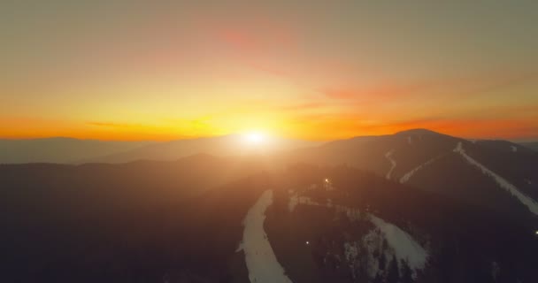 Ορεινό τοπίο στο ηλιοβασίλεμα — Αρχείο Βίντεο