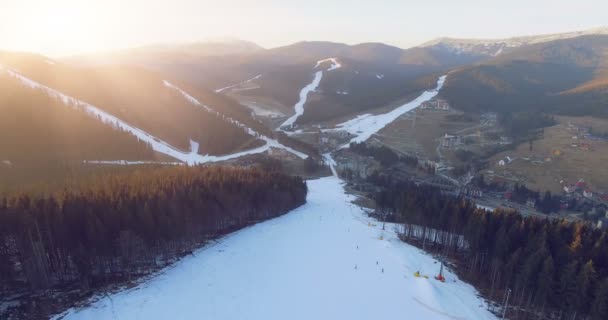 Estación de esquí en las montañas — Vídeos de Stock