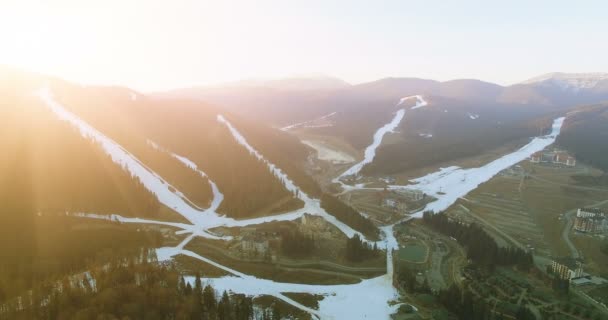 Estância de esqui em montanhas — Vídeo de Stock