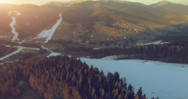 Skigebied in de bergen — Stockvideo