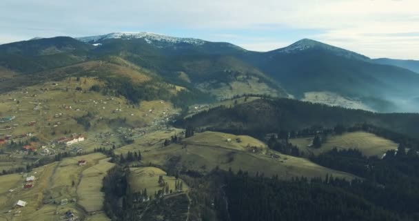 Uçuş Karpatlar dağlarda — Stok video