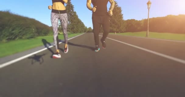 Pár jogging v parku — Stock video