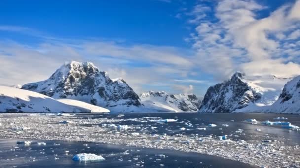 Schneebedeckte Berge in der Antarktis — Stockvideo