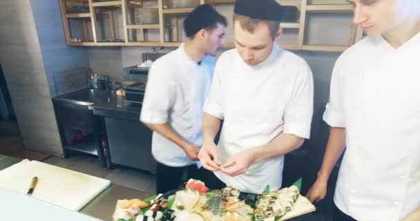 Köche dekorieren Sushi-Set — Stockvideo