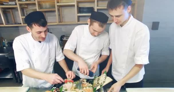 Кухарі прикрашають суші набір — стокове відео