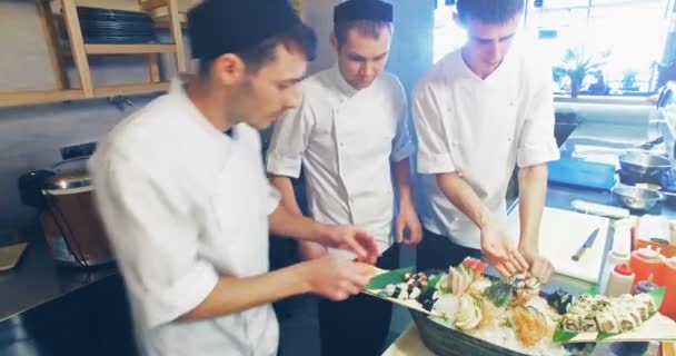 Chefs décorer de sushi ensemble — Video