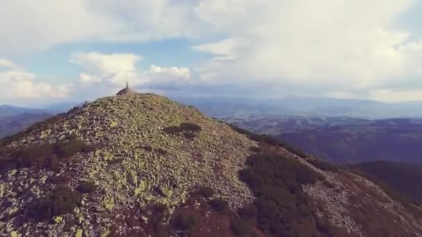 Voo aéreo nas montanhas dos Cárpatos — Vídeo de Stock