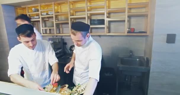 Chefs décorer de sushi ensemble — Video