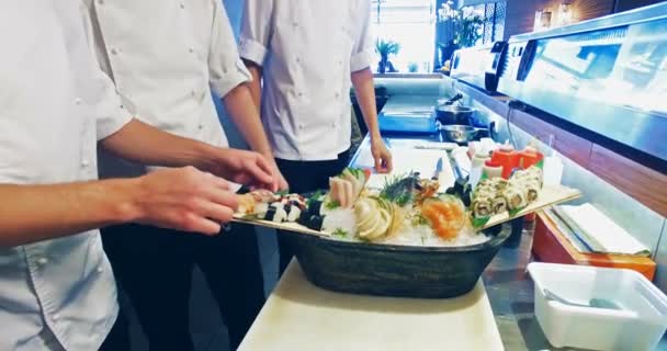 Szakácsok díszíteni a sushi szett — Stock videók