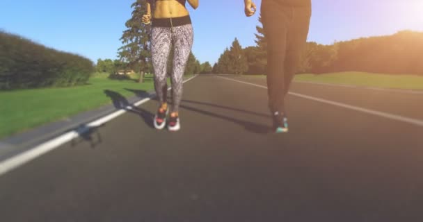 Par joggar i parken — Stockvideo