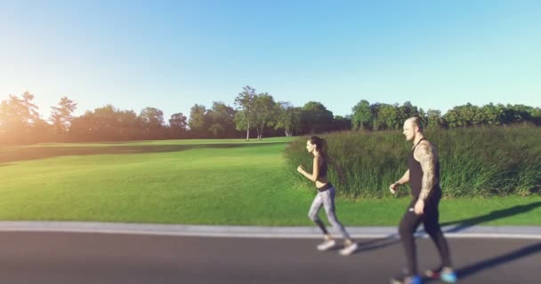 Jogging en couple dans le parc — Video