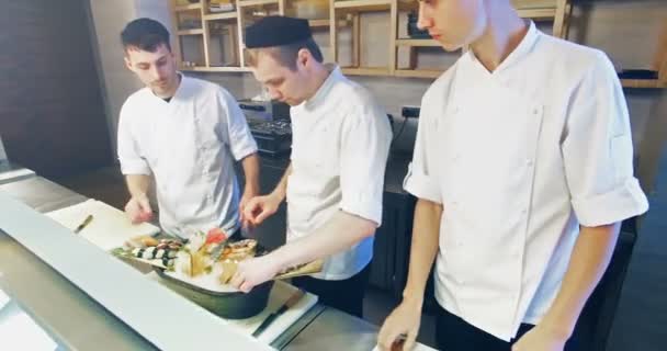 Chefs décorer de sushi ensemble — Video