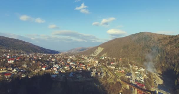 Paisaje urbano y río de montaña de los Cárpatos — Vídeo de stock