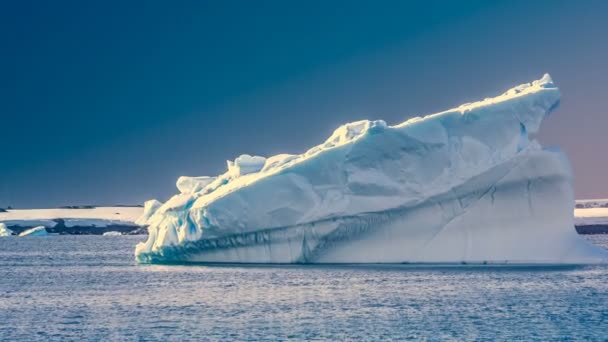 Antarktiszi jéghegy a hóban — Stock videók