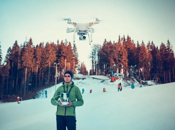 Młodzi z latanie drone w górach — Zdjęcie stockowe