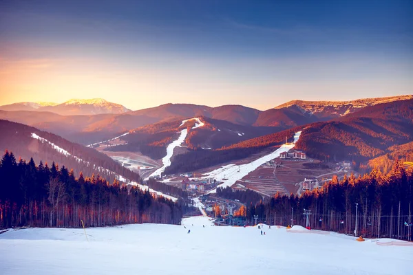 Comprensorio sciistico in montagna — Foto Stock