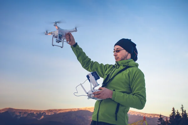 Man holding drone and remote control — ストック写真