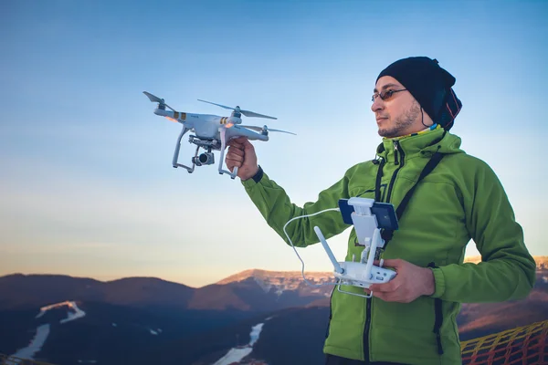 Mężczyznę trzymającego drone i zdalnego sterowania — Zdjęcie stockowe