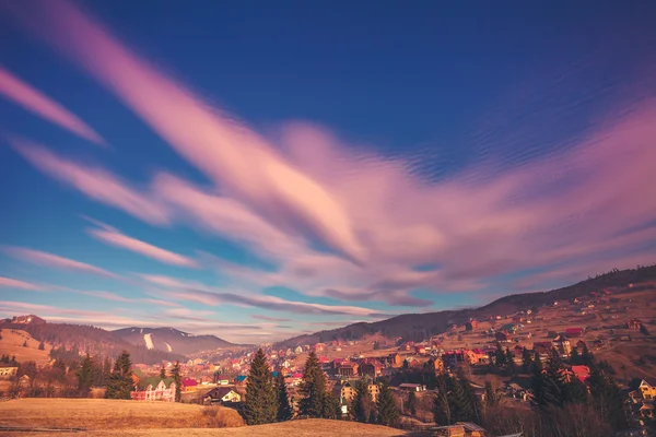 Karpat cityscape ve güzel gökyüzü — Stok fotoğraf