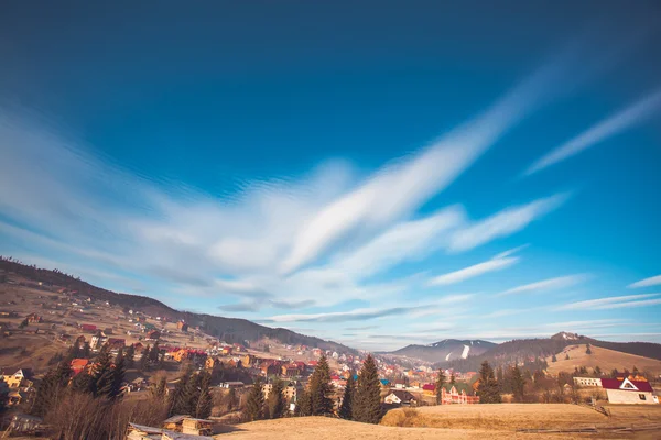 Paesaggio urbano dei Carpazi e bel cielo — Foto Stock