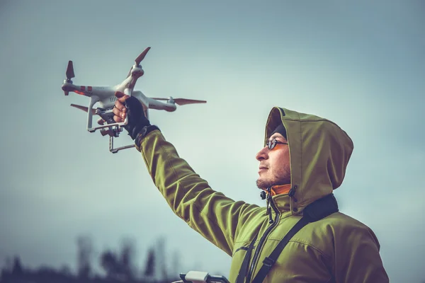 Młody człowiek gospodarstwa drone — Zdjęcie stockowe