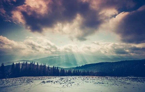 Increíble paisaje de invierno por la noche — Foto de Stock