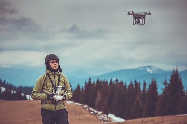 Young with flying drone in mountains — Φωτογραφία Αρχείου