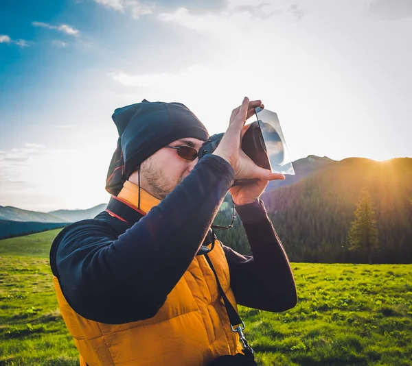 Uomo con macchina fotografica scattare foto di montagne — Foto Stock