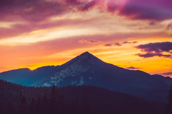 Majestätischer Sonnenaufgang in den Bergen — Stockfoto